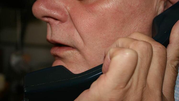 Telefonbetrug bei dem sich Betrüger als Polizisten ausgeben hat im vergangenen Jahr in Bayern stark zugenommen. Symbolbild: Archiv