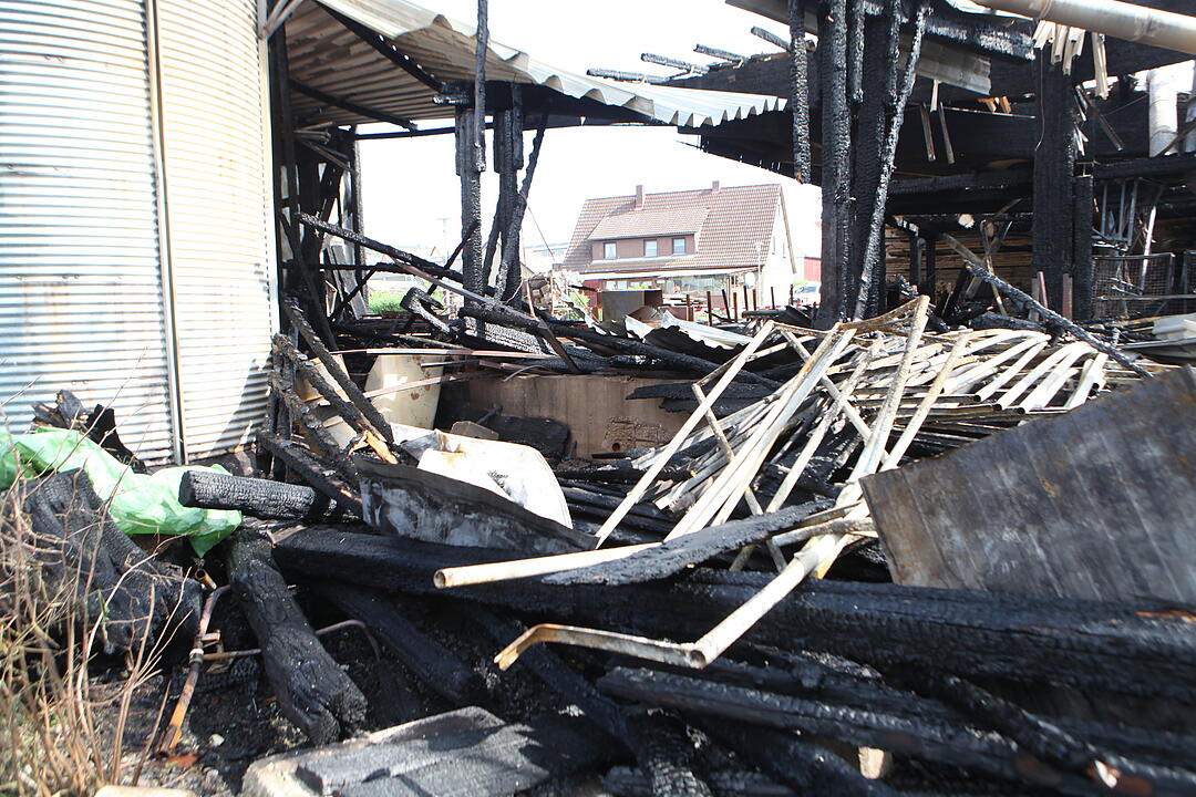 Flammen vernichten stillgelegte Zimmerei
