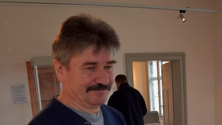 Rainer Zeh mit einer "Mauritius-Ziegel". Er kann sich noch erinnern, dass solche Ziegel in seiner Jugend an fest jedem Haus in Sassanfahrt angebracht waren. Foto: Andrea Spörlein
