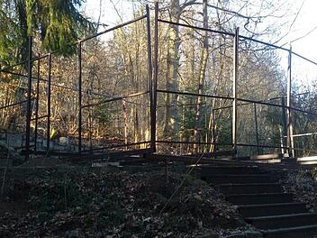 Für den Neustart der Coburger Operetten-Freunde auf der Waldbühne Heldritt mit Carl Michael Ziehrers Operette "Die Landstreicher"  wird ein neuer Musikpavillon benötigt. Zur Finanzierung in Höhe von 15000 Euro soll eine Crowdfunding-Aktion beitragen, die am Freitag startet. Foto: Friedhelm Wölfert