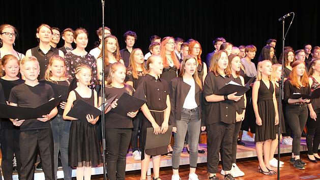 Der Unter-, Mittel- und Oberstufenchor des Gymnasiums Ernestinum Foto: Wolfgang Desombre