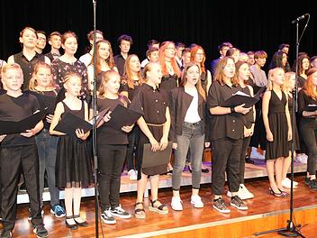 Der Unter-, Mittel- und Oberstufenchor des Gymnasiums Ernestinum Foto: Wolfgang Desombre