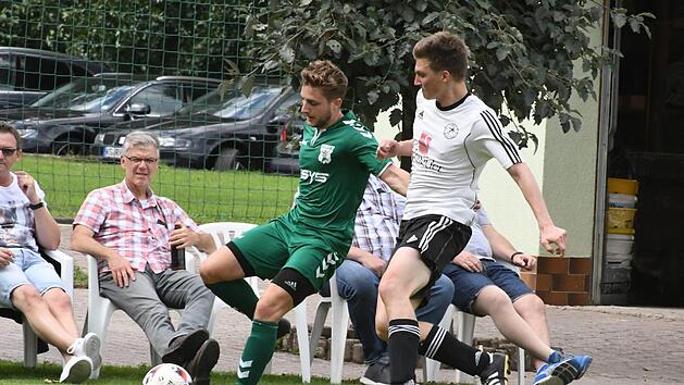 Den Ball am Fu&szlig; und drei Punkte im Sack hat Benjamin Diemer (links) mit dem TSV Gro&szlig;bardorf II. Kevin Schuck ging mit dem TSV Steinach also leer aus. Foto: Hopf