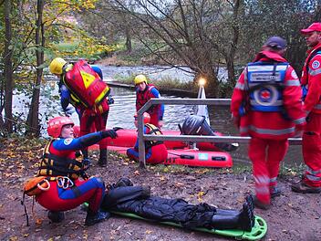Rettungs&uuml;bung an der Saale. Alexander Knaab/Christian Ruoff
