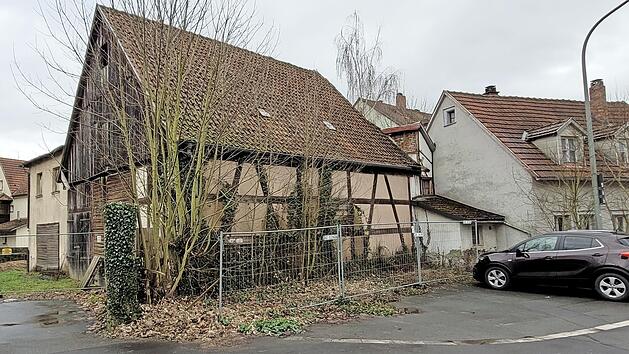 Diese alte Scheune an der Andreas-Limmer-Straße in Kronach wird demnächst abgerissen. An dieser Stelle soll dafür ein Carport für Pkw-Parkplätze entstehen.