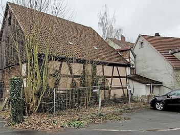 Diese alte Scheune an der Andreas-Limmer-Straße in Kronach wird demnächst abgerissen. An dieser Stelle soll dafür ein Carport für Pkw-Parkplätze entstehen.