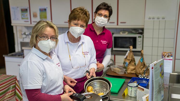 An der Kulmbacher Hauswirtschaftsschule lernt man auch, wie man mit der Kartoffel richtig umgeht. Unser Bild zeigt (von links) Diana Hofmann und Hannelore Pfeifer mit Dozentin Birgit Distler.