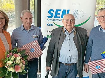 Siegfried Erhard (2. von rechts) dankte Gastrednerin Martina Gießübel (MdL) sowie den ausscheidenden Vorstandsmitgliedern Reinhard Hallhuber und Edwin Häfner.