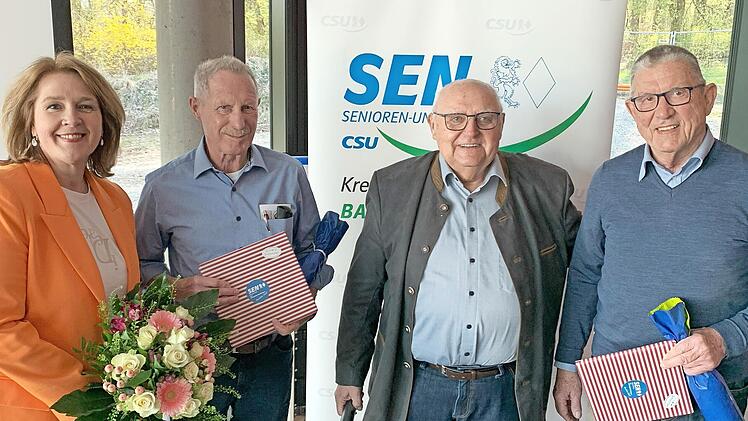 Siegfried Erhard (2. von rechts) dankte Gastrednerin Martina Gießübel (MdL) sowie den ausscheidenden Vorstandsmitgliedern Reinhard Hallhuber und Edwin Häfner.