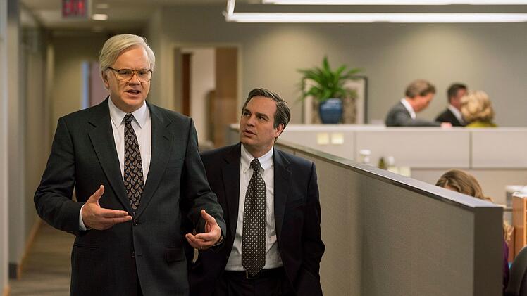 Obwohl DuPont der wichtigste Mandant ihrer Kanzlei ist, beschlie&szlig;en Tom Terp (Tim Robbins) und Rob Bilott (Mark Ruffalo), gegen den Chemiegiganten vorzugehen.