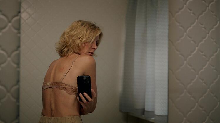 Martina (Maria Furtw&auml;ngler) macht nach dem Vorfall mit Mischa Beweisfotos ihrer Verletzungen.
