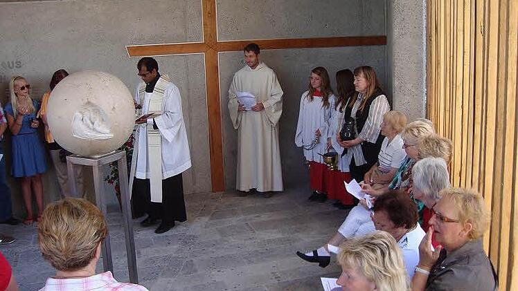 Pater Joseph Maliekel und Gemeindereferent Markus Schlereth stellen die Dreifaltigkeitskapelle unter den Segen Gottes.