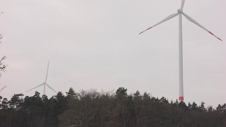 Die Windräder bei Münnerstadt schalten bei der Gefahr von Eisbildung automatisch ab. Foto: Heike Beudert