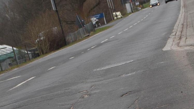 Die Straße am Hammelburger Berg in Bad Brückenau müsste dringend saniert werden. Foto: Ulrike Müller