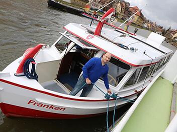 Markus Kropf, Mitinhaber und einer der Kapitäne der Personenschifffahrt Kropf, an Bord der "Franken". Gegen deren beantragte weitere Betriebsgenehmigung regt sich in Klein-Venedig Widerstand. Foto: Barbara Herbst