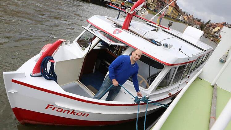 Markus Kropf, Mitinhaber und einer der Kapitäne der Personenschifffahrt Kropf, an Bord der "Franken". Gegen deren beantragte weitere Betriebsgenehmigung regt sich in Klein-Venedig Widerstand. Foto: Barbara Herbst