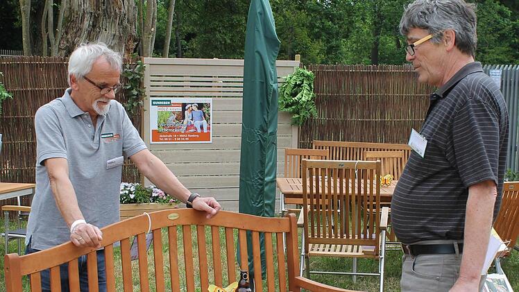 Praktische Gartenbank mit ausklappbarem Tisch.Foto: Janina Reuter