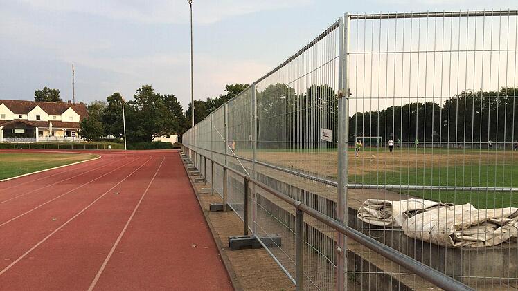 Das kleine Rasenspielfeld konnte am Dienstag noch genutzt werden. Jetzt ist es gesperrt. Foto: O. Schmidt