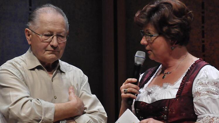 Gabi Kanz als Organisatorin dankte Franz Egerer für seine Unterstützung beim Fränkisch-Egerländer Heimatabend. Gemeinsam organisieren sie und suchen die Gruppen für den Abend heraus.