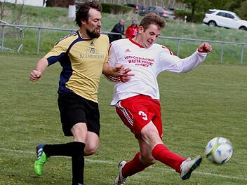 Der Untersteinbacher Kevin Marschall schießt aufs Tor, sein Schuss streicht aber knapp über die Querlatte. Links der Ziegelangerer Peter Schick