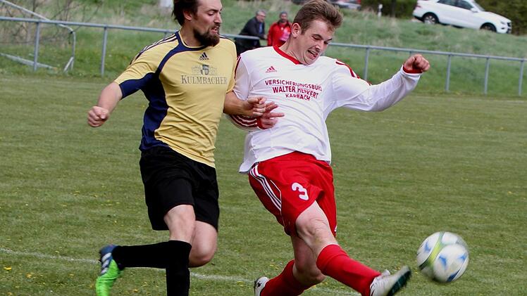 Der Untersteinbacher Kevin Marschall schießt aufs Tor, sein Schuss streicht aber knapp über die Querlatte. Links der Ziegelangerer Peter Schick