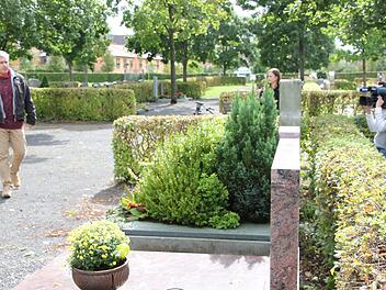Udo Pörschke (links) auf dem Weg zum Grab seines  Großvaters auf dem Eberner Friedhof  und zum Medienstar. Gefilmt von einem Team von TV Oberfranken, wo in einer eigenen Talkstunde über das Schicksal des Kriegsgefangenen Martin Welz sowie den Film und das Bach, das der Enkel dazu  gedreht bzw. geschrieben hat, gesprochen wird. Mit  im Bild: Rebecca Salyards (Redaktion) und Ina Engel (Kamera).Ralf Kestel
