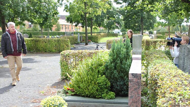 Udo Pörschke (links) auf dem Weg zum Grab seines  Großvaters auf dem Eberner Friedhof  und zum Medienstar. Gefilmt von einem Team von TV Oberfranken, wo in einer eigenen Talkstunde über das Schicksal des Kriegsgefangenen Martin Welz sowie den Film und das Bach, das der Enkel dazu  gedreht bzw. geschrieben hat, gesprochen wird. Mit  im Bild: Rebecca Salyards (Redaktion) und Ina Engel (Kamera).Ralf Kestel