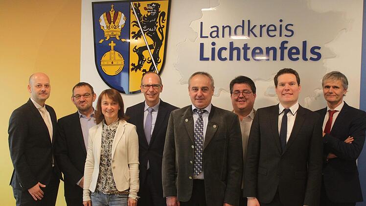 Die Verantwortlichen des Projekts (v.l.): Alexander Brink (Uni Bayreuth, Concern), Erhard Str&ouml;hl (Baur, Vorsitzender Wirtschaftsforum Obermain-Jura), Christine Fries (B&uuml;rgermeisterin Stadt Burgkunstadt), Landrat Christian Mei&szlig;ner, Robert H&uuml;mmer (B&uuml;rgermeister Gemeinde Altenkunstadt), Udo Dauer (B&uuml;rgermeister Stadt Weismain), Michael R&ouml;thel (Concern), Frank Esselmann (Concern).Jann Weckel
