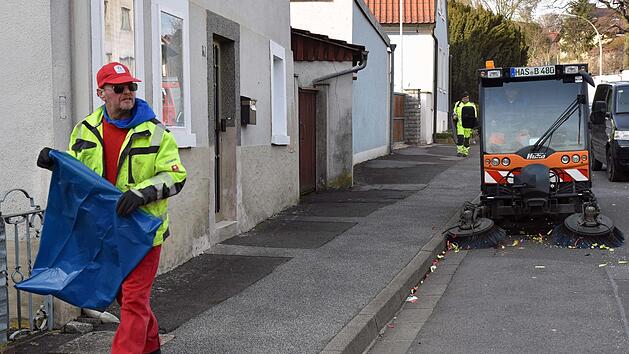Nach jedem Faschingszug in Obertheres m&uuml;ssen die Stra&szlig;en gereinigt werden. Der Gemeinderat Theres hat sich bereiterkl&auml;rt, die Kosten daf&uuml;r zu &uuml;bernehmen.  Ulrike Langer