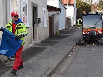 Nach jedem Faschingszug in Obertheres müssen die Straßen gereinigt werden. Der Gemeinderat Theres hat sich bereiterklärt, die Kosten dafür zu übernehmen.  Ulrike Langer