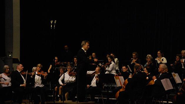 Das Kulmbacher Kammerorchester bei seinem Konzert in der Dr.-Stammberger-Halle. Foto: Uschi Prawitz
