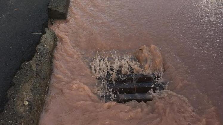Am Sonntagnachmittag stand die Gottried-Neukam-Straße am Kronacher Kreuzberg unter Wasser. Foto: Freiwillige Feuerwehr Kronach