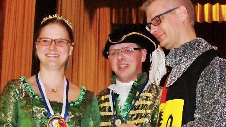 Da ist er wieder: Das Forchheimer Faschingsprinzenpaar Sonja I. und Thomas I. (von links) gibt den Schl&uuml;ssel zur Stadt an Oberb&uuml;rgermeister Uwe Kirschstein zur&uuml;ck. Foto: Johannes H&ouml;llein