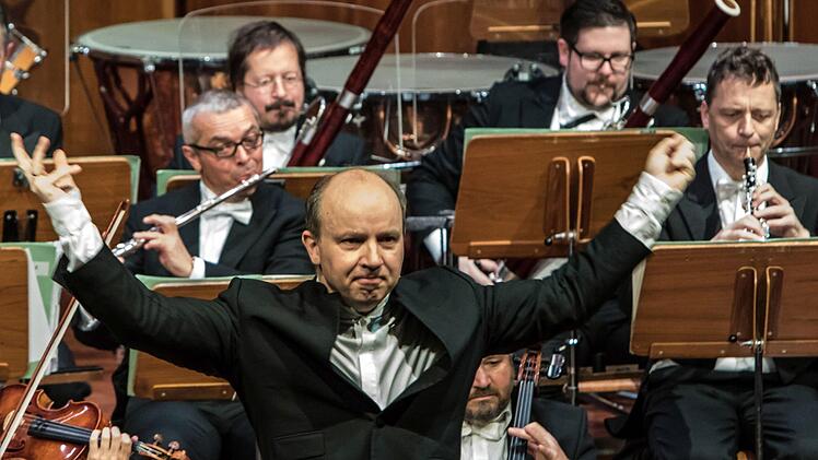 Enthusiastischen Beifall gab es für alle Mitwirkenden beim 33. Coburger Neujahrskonzert. Roland Kluttig dirigierte das Philharmonische Orchester, Solistinnen waren die Geigerin Megumi Ikeda und die Sängerinnen Kora Pavelic und Francesca Paratore. Die Moderation übernahm Intendant Bernhard F. Loges.Foto: Jochen Berger
