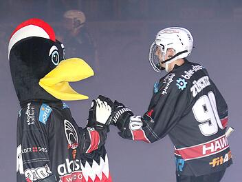 Der Haßfurter Timo Zürcher - hier begrüßt von ESC-Maskottchen "Hawki" - strebt mit seinen Teamkollegen gegen Amberg und in Ulm weitere Siege an, um im Aufstiegsrennen zur Bayernliga zu bleiben.  Foto: Ralf Naumann