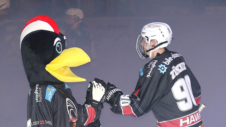 Der Haßfurter Timo Zürcher - hier begrüßt von ESC-Maskottchen "Hawki" - strebt mit seinen Teamkollegen gegen Amberg und in Ulm weitere Siege an, um im Aufstiegsrennen zur Bayernliga zu bleiben.  Foto: Ralf Naumann