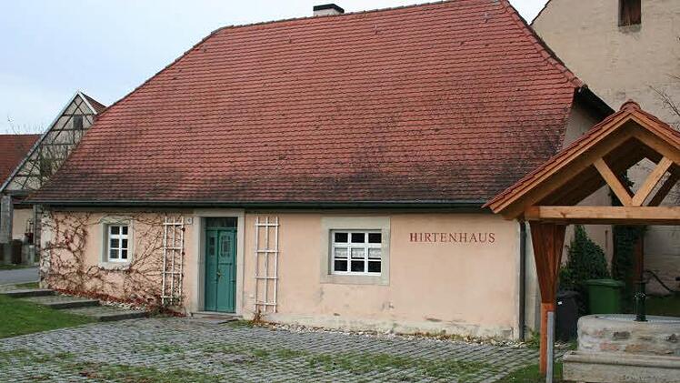 Egal ob TSV Lonnerstadt oder Renovierung des Hirtenhauses (Bild) durch die Dorfgemeinschaft Ailsbach: Die Gemeinde Lonnerstadt gehe gerecht mit den Vereinszuschüssen um, sagt die Bürgermeisterin. Foto: Archiv