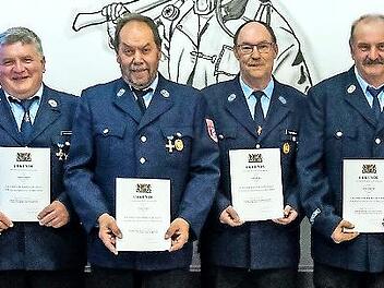 Für 40 Jahre aktiven Dienst nahmen Horst Großkopf, Gerold Schmitt, Siegfried Betz und Stefan Stilkerich die Ehrung entgegen.