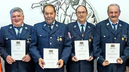 Für 40 Jahre aktiven Dienst nahmen Horst Großkopf, Gerold Schmitt, Siegfried Betz und Stefan Stilkerich die Ehrung entgegen.