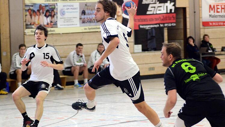 Michael Hettchen kommt in dieser Szene frei zum Abschluss und erzielt einen seiner insgesamt vier Treffer. Fotos: herzopress