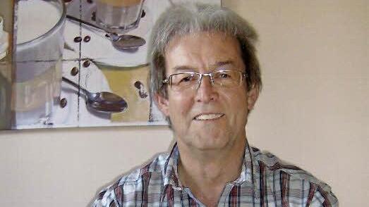 Alfred Heid beim Studieren der Unterlagen Foto: Petra Malbrich