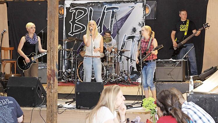 Die Gruppe "But Out" trat in junger Besetzung in der Scheune des Jugendzentrums "Struwwelpeter" auf. Foto: Michael Wunder