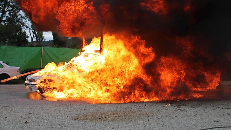 Ein Auto bricht durch die Flammen - am Ende des Fahrzeugs hängt sogar noch ein Mann, der unbeschadet durch die Flammen kommt.Foto: Markus Häggberg