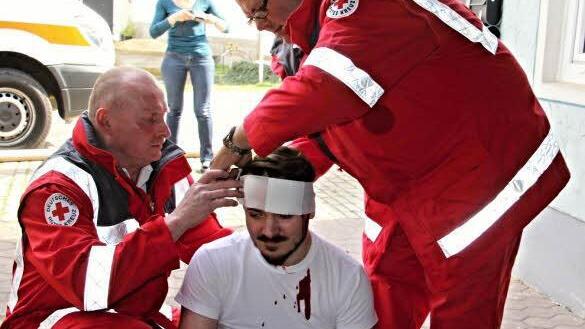 Versorgung eines Geretteten durch das BRK.  Foto: Helmut Will