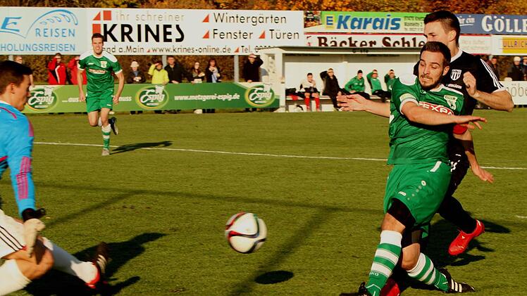 Diesen Schuss des Großbardorfer Manuel Leicht (2.von rechts), kann FC-Keeper Simon Mai nochabwehren; Danny Schlereth (rechts) war schon ausgespielt.