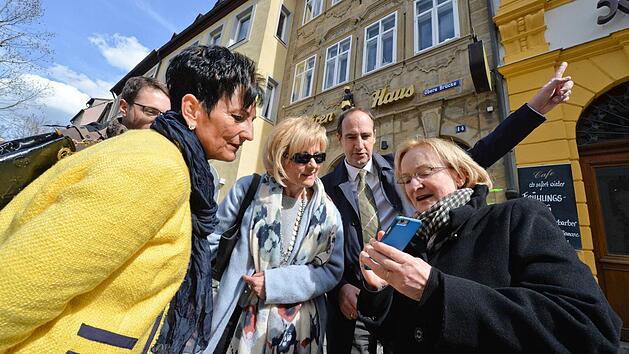 Die ersten Tester kamen aus der N&auml;he von Straubing (von links): Wolfgang Stadler, der Lehrer in Sche&szlig;litz ist, Conny Hapfelmeier und Elfriede Englbrecht lie&szlig;en sich von J&ouml;rg H&auml;ndler und Marion Dubler die Handhabung zeigen. Foto: Ronald Rinklef
