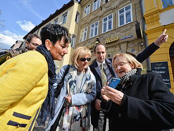 Die ersten Tester kamen aus der Nähe von Straubing (von links): Wolfgang Stadler, der Lehrer in Scheßlitz ist, Conny Hapfelmeier und Elfriede Englbrecht ließen sich von Jörg Händler und Marion Dubler die Handhabung zeigen. Foto: Ronald Rinklef