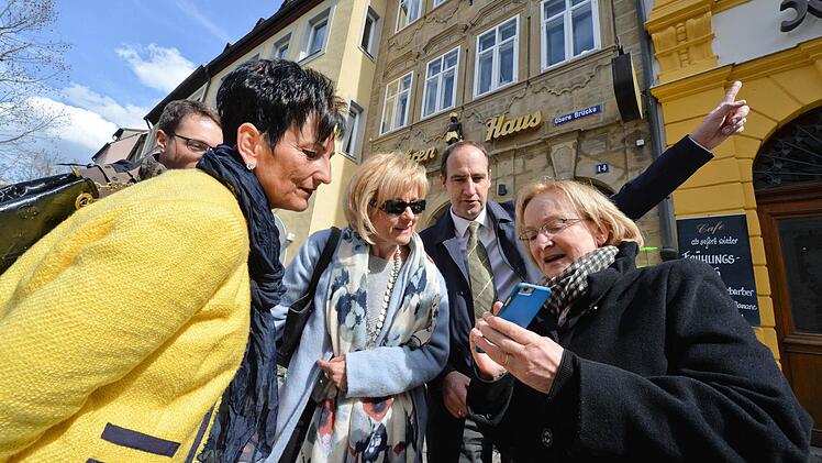 Die ersten Tester kamen aus der Nähe von Straubing (von links): Wolfgang Stadler, der Lehrer in Scheßlitz ist, Conny Hapfelmeier und Elfriede Englbrecht ließen sich von Jörg Händler und Marion Dubler die Handhabung zeigen. Foto: Ronald Rinklef