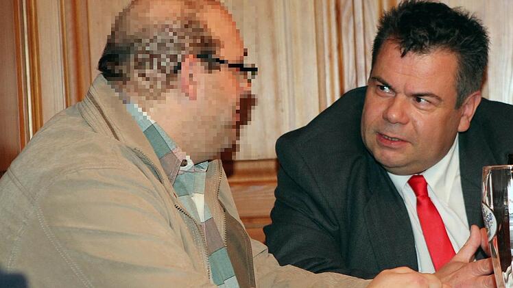 Ulvi K. (links) mit seinem Anwalt Thomas Saschenbrecker. Foto: Jochen Nützel