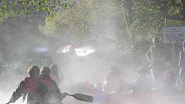 Paddelnd über die Altmühl: Jugendliche und deren Betreuer bei einer Kanutour mit erzieherischem Hintergrund. Fotos: Markus Kohler